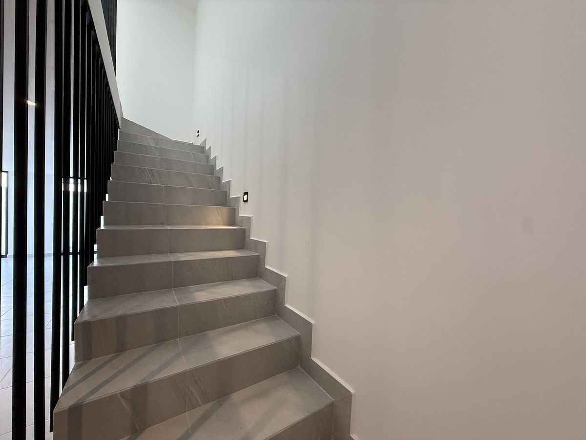 16 of 43: Escaleras con barandal de herrería artística