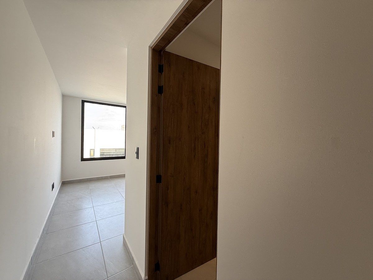 18 of 43: Recámaras secundaria uno