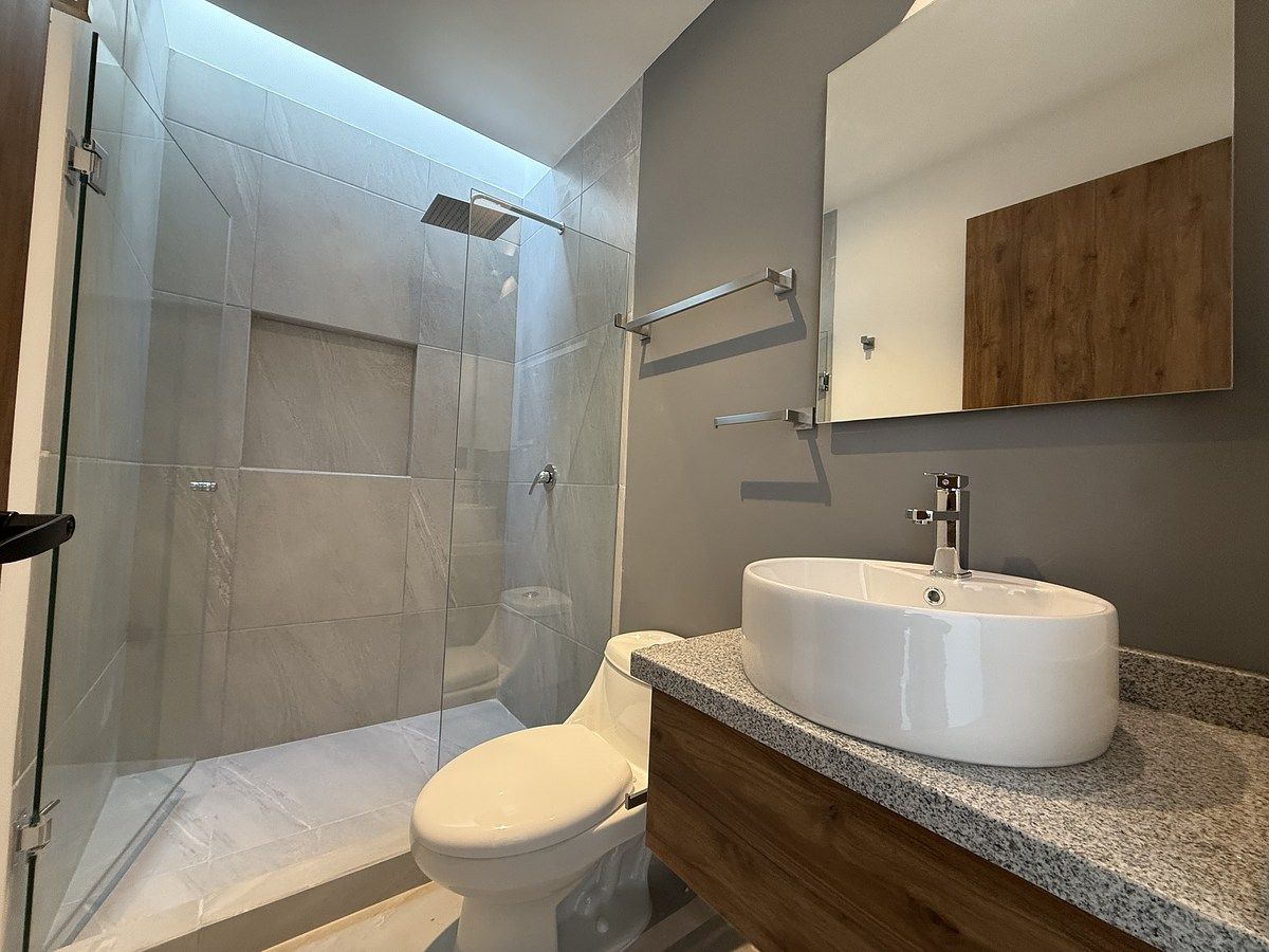 19 of 43: Baño completo, recámara uno