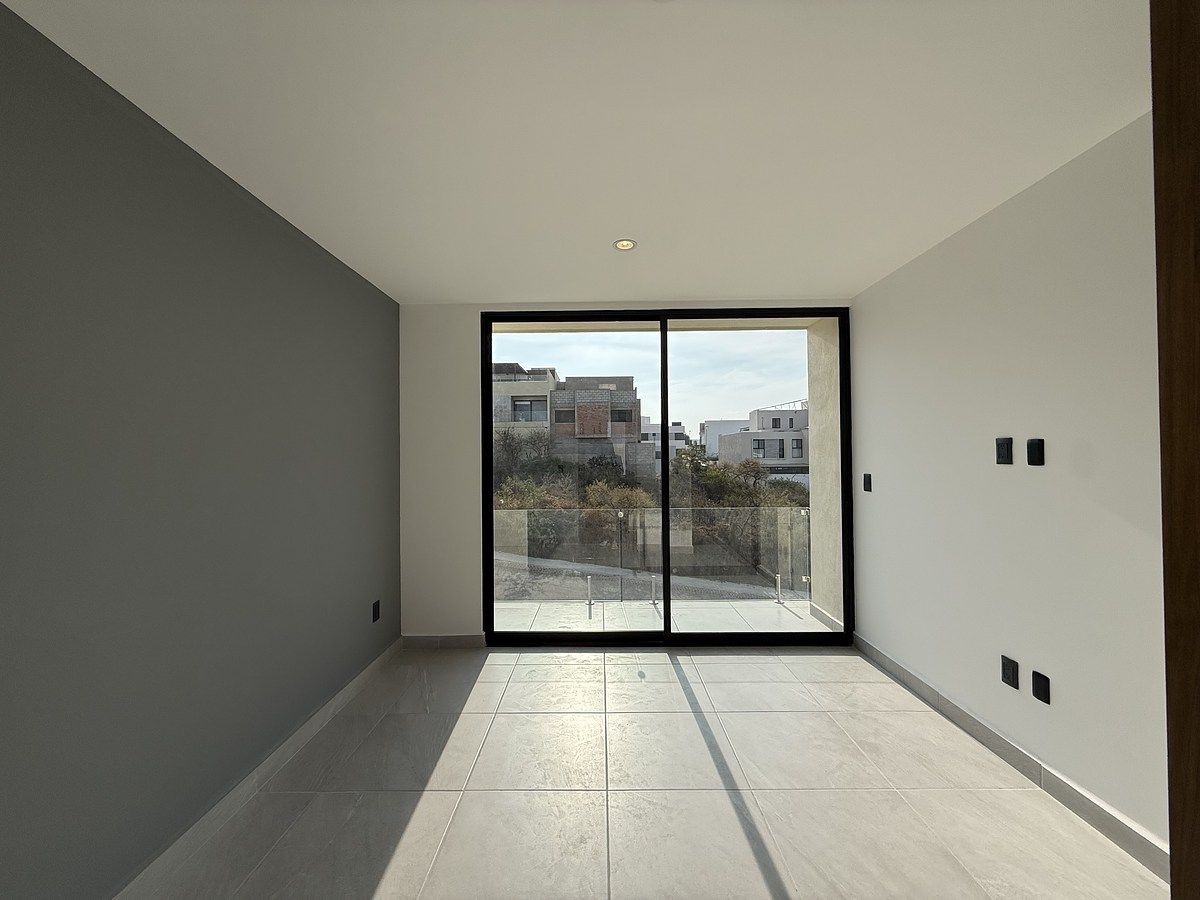 30 of 43: Recámara principal con balcón