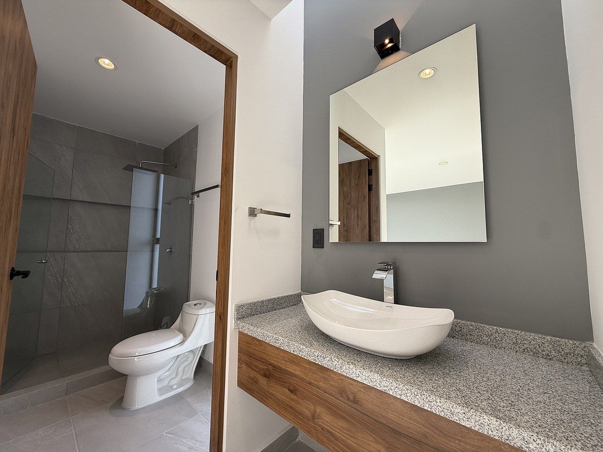 32 of 43: Baño completo de recámara principal