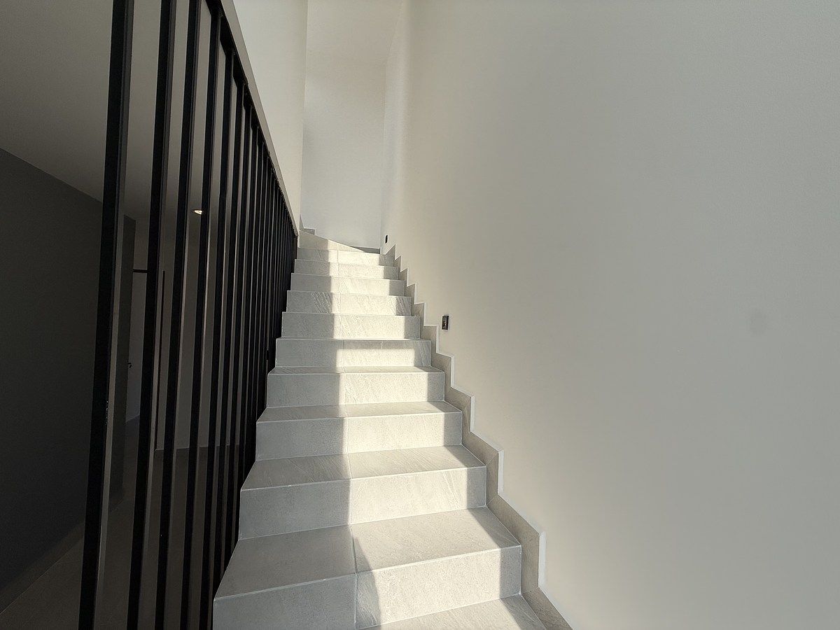 33 of 43: Escaleras con barandal de herrería, segundo nivel