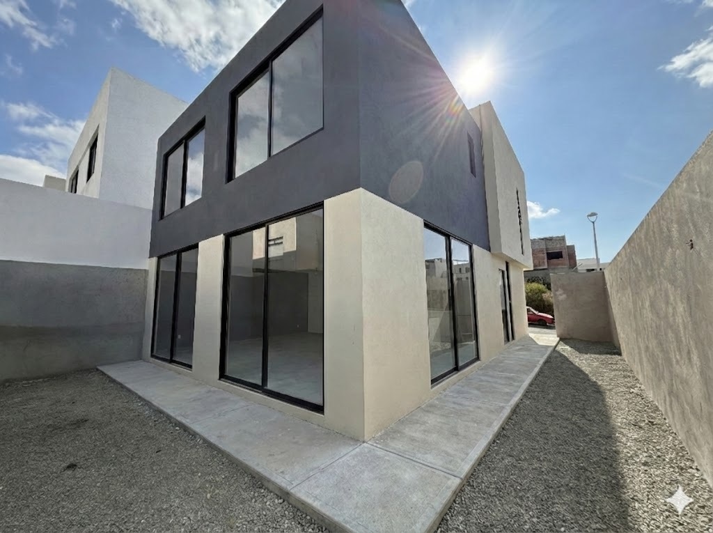 2 of 37: Fachada lateral y posterior.