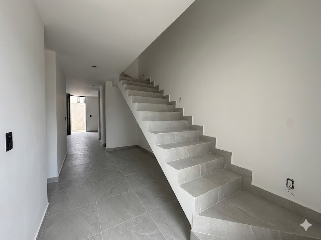 8 of 37: Primer nivel. Jardín interior o bodega.