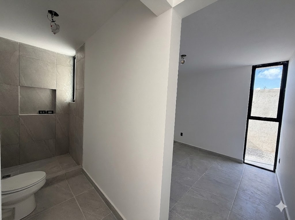 9 of 37: Recamara con baño de planta baja.