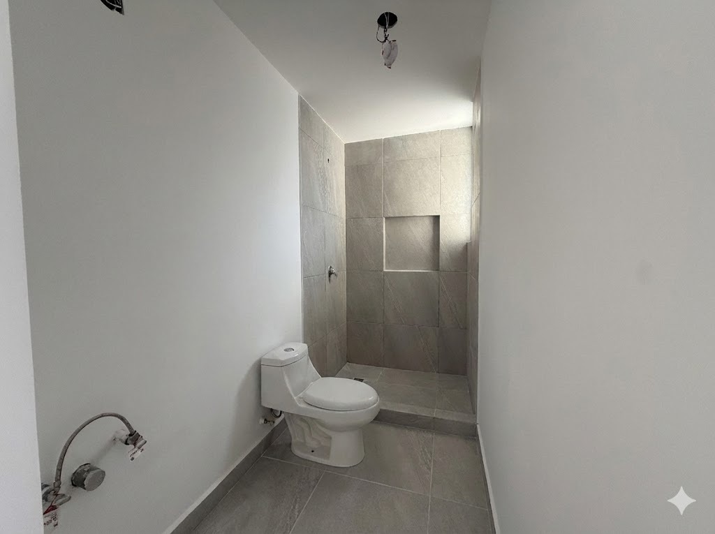 11 of 37: Baño de planta baja.