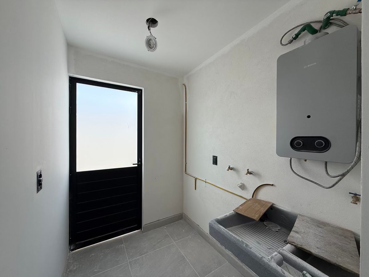 6 of 37: Área de lavado. Espacio para lavadora y secadora de gas