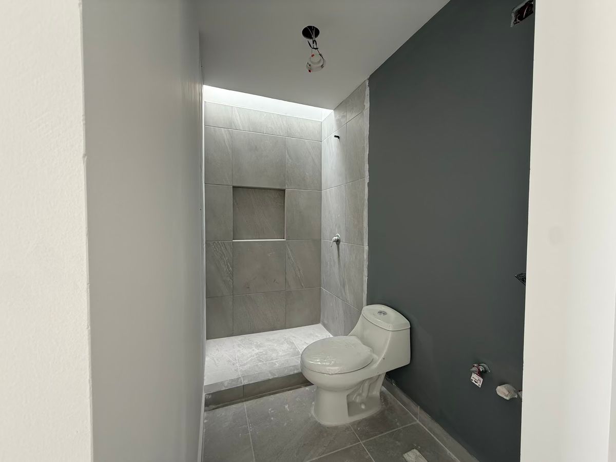 17 of 37: Baño de recamara secundaria 1.