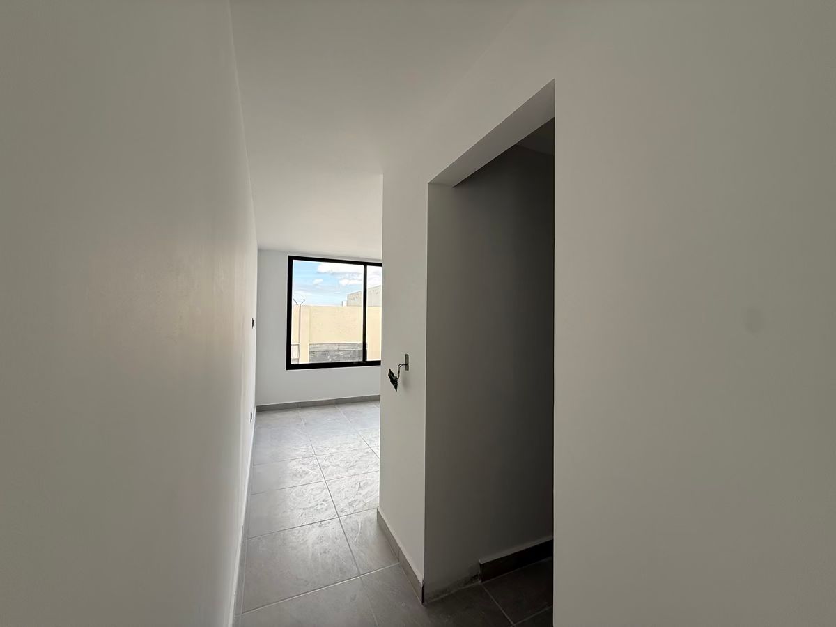 13 of 37: Vestíbulo de recamara secundaria.