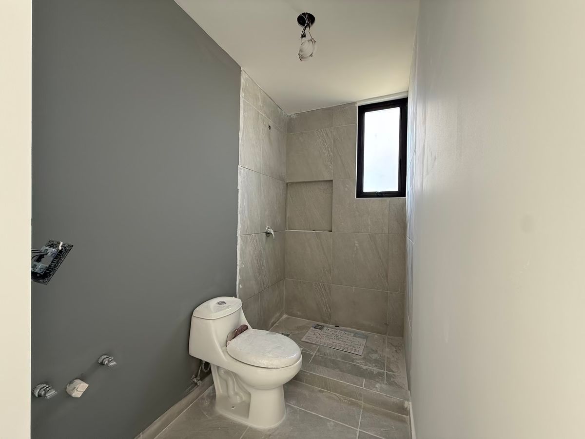 21 of 37: Baño de recamara secundaria 2.