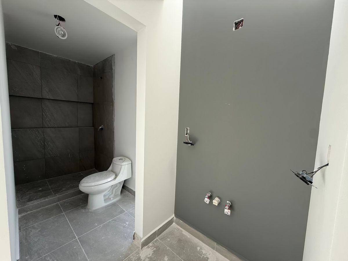 28 of 37: Baño de recamara principal.