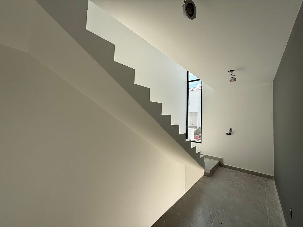 29 of 37: Escaleras para tercer nivel.