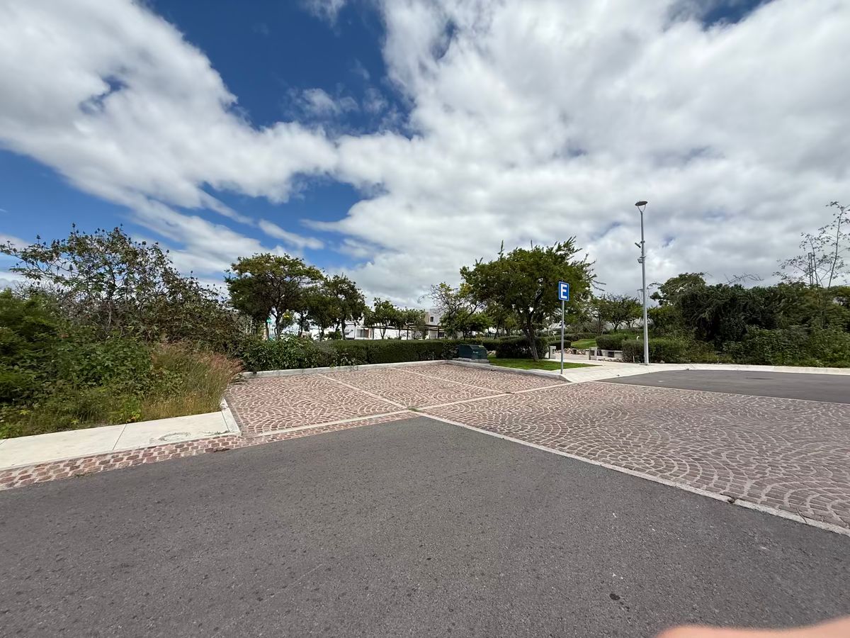 32 of 37: Estacionamiento de visitas.