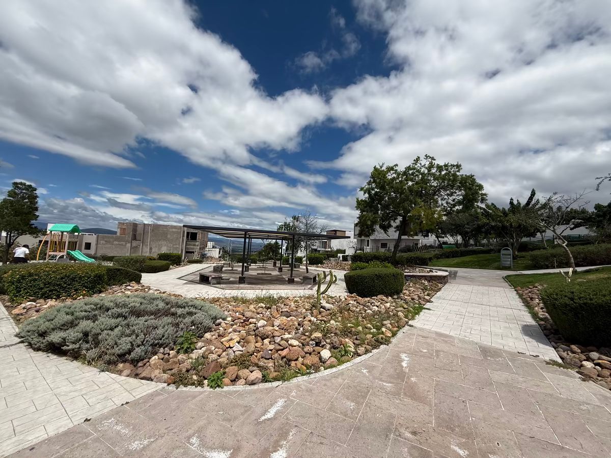 36 of 37: Mirador con bancas techadas.