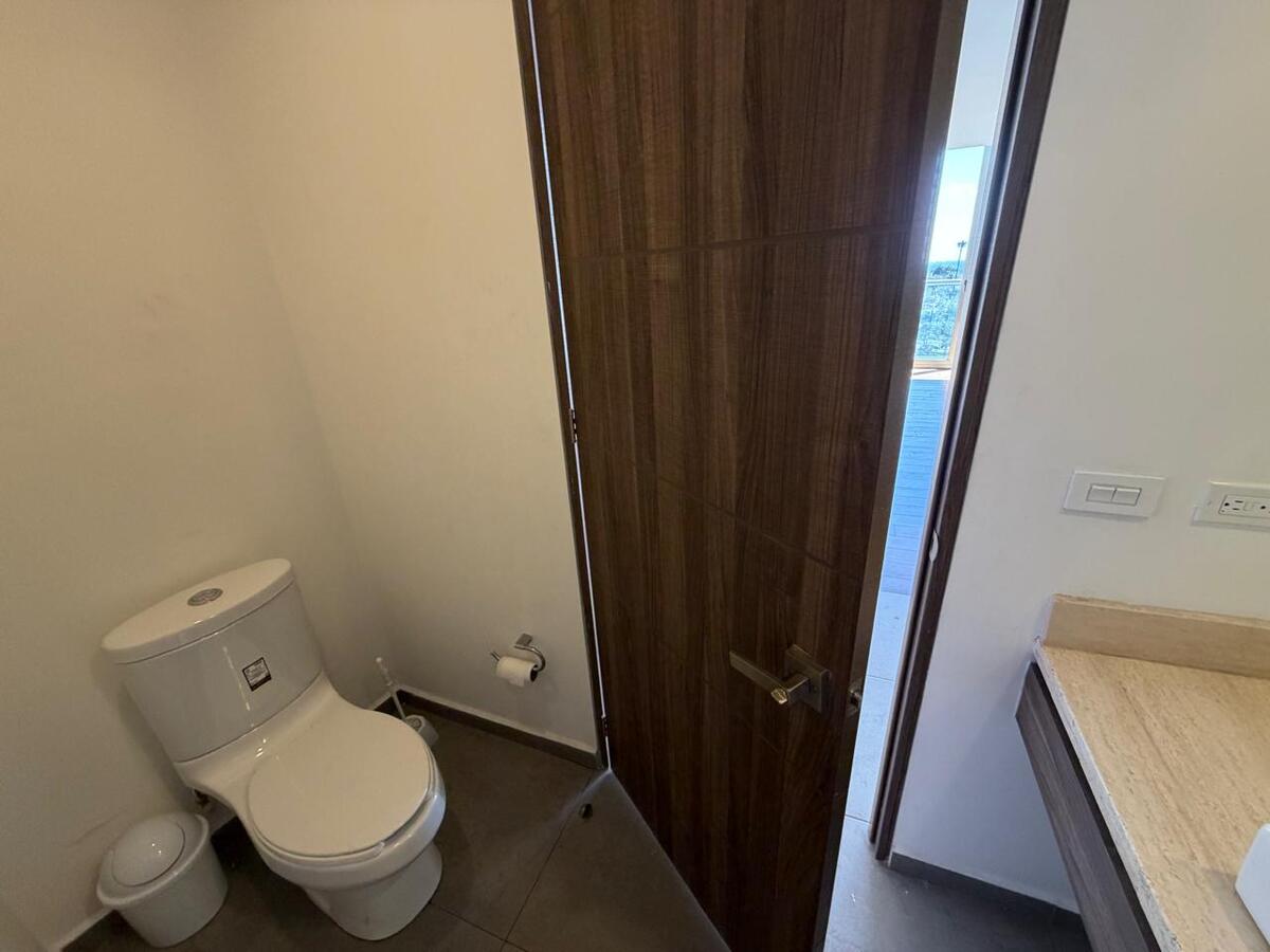 10 de 43: Baño de visitas