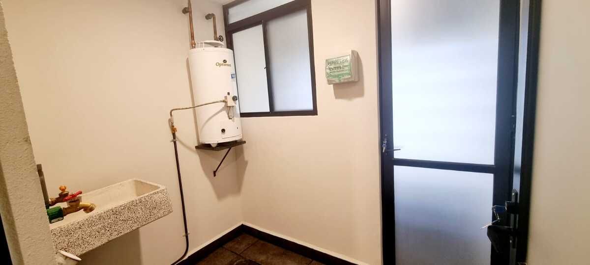 9 de 32: área de lavado con espacio para lavadora