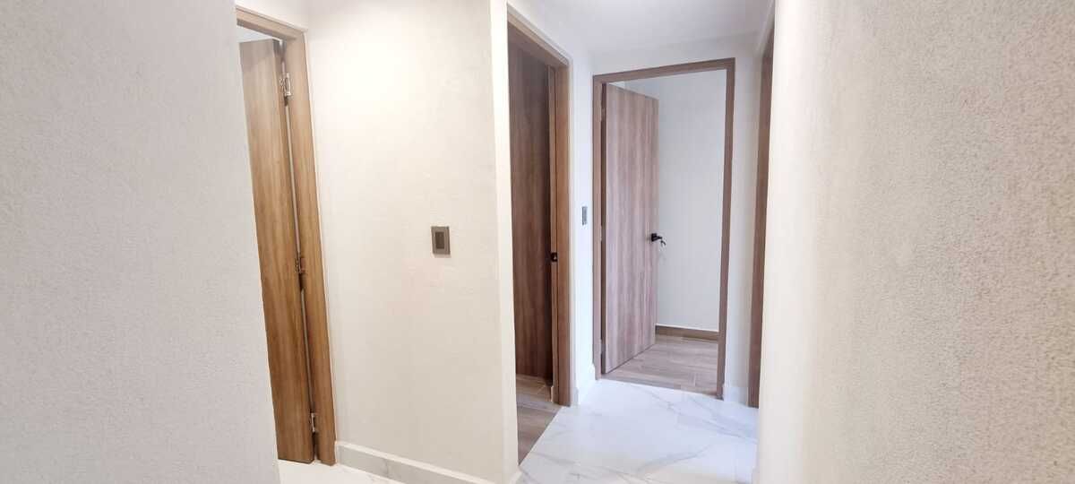 12 de 32: pasillo habitaciones y baño completo