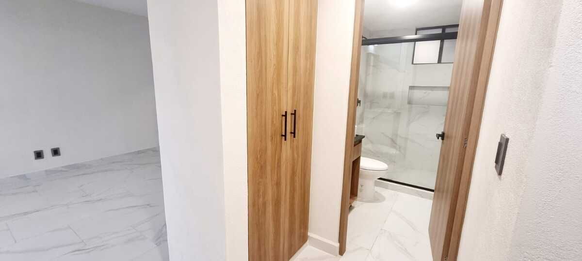 13 de 32: mueble de blancos