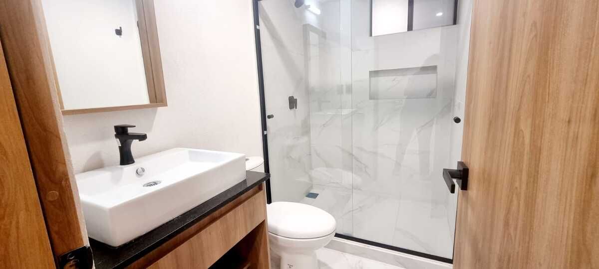 16 de 32: baño completo que comparten habitaciones secundarias