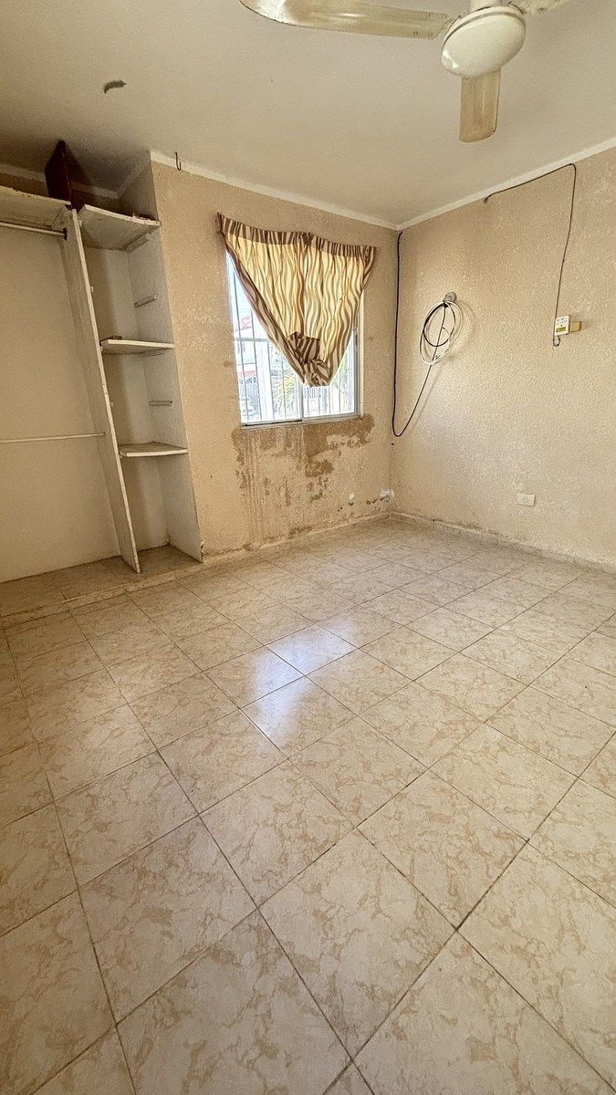 24 de 28: habitación que da a la calle