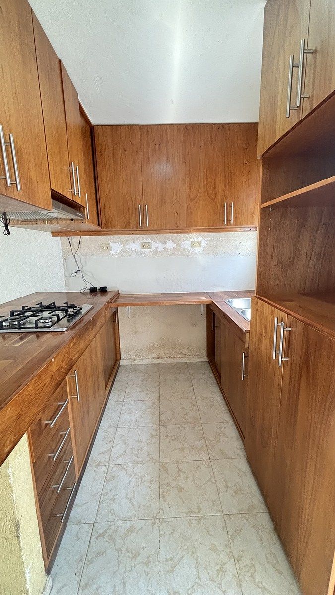 15 de 28: espacio de cocina con gabinetes