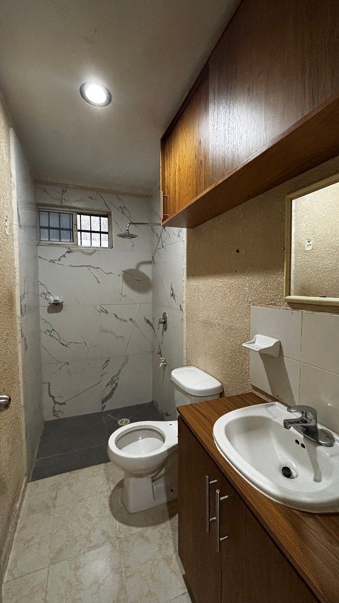 Baño completo con muebles de almacenamiento, foto 31 de 42