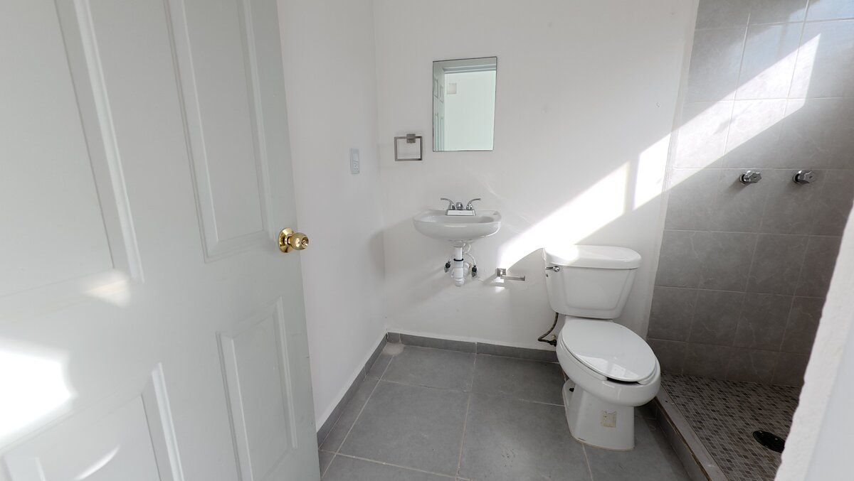 6 of 21: Baño segunda recámara