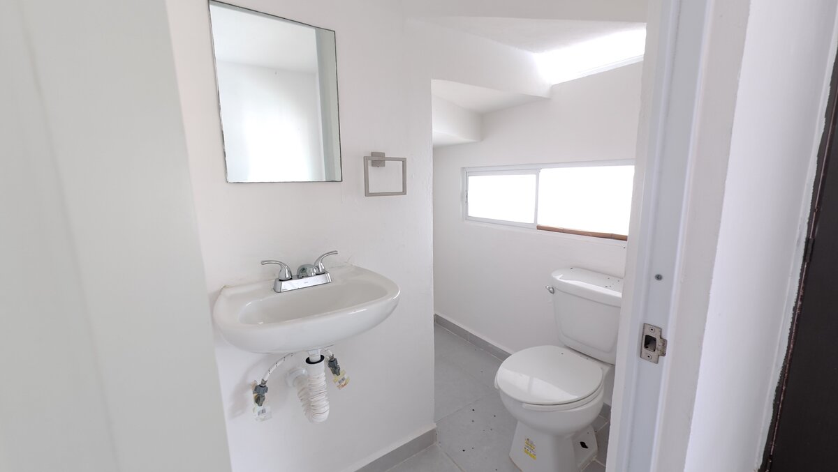 4 of 21: Medio baño