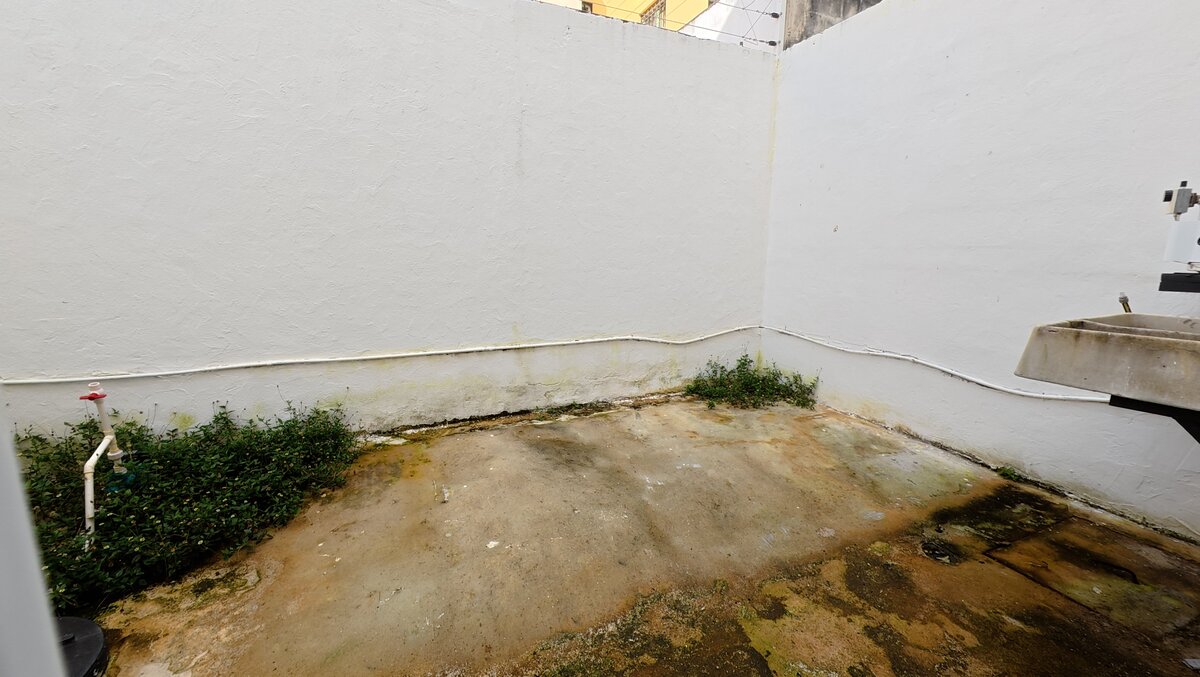 7 of 21: Patio trasero con lavadero  y calentador