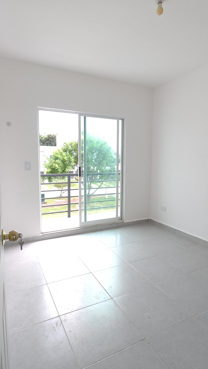 17 of 21: Recámara principal con balcón