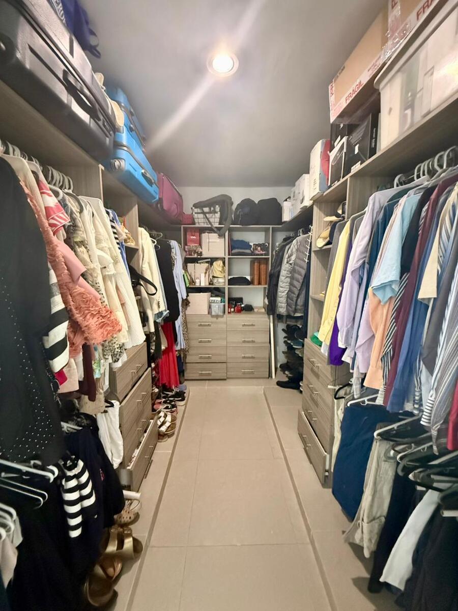 7 de 18: Closet Recámara Principal