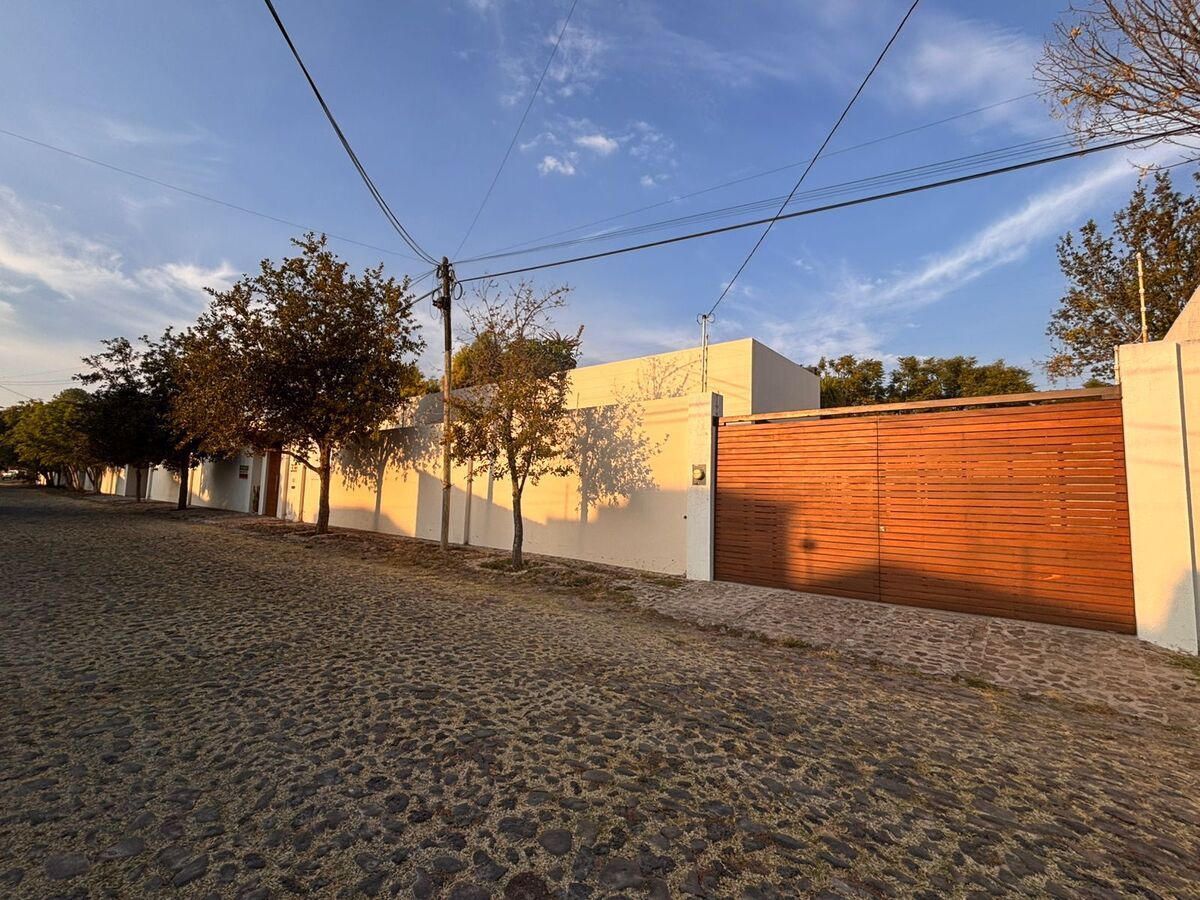 Venta de casa en jurica - foto 1