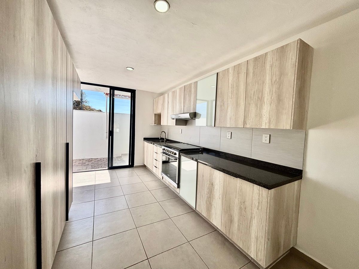 2 de 27: Cocina equipada en granito .