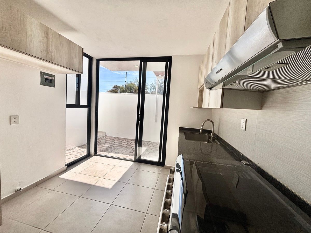 5 de 27: Salida desde cocina al patio exterior