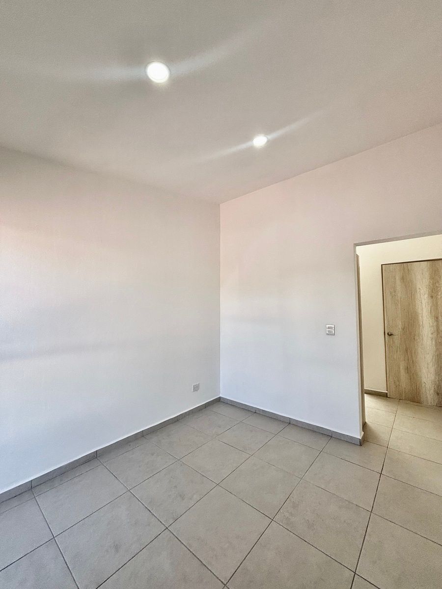 11 de 27: Salida a vestidor y baño completo en rec Ppal .