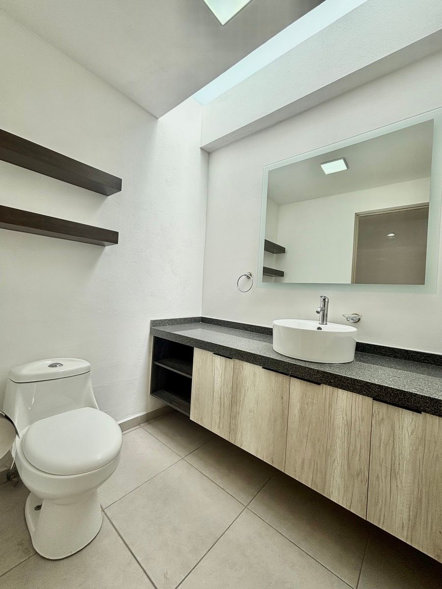 14 de 27: Baño completo en recámara Ppal.