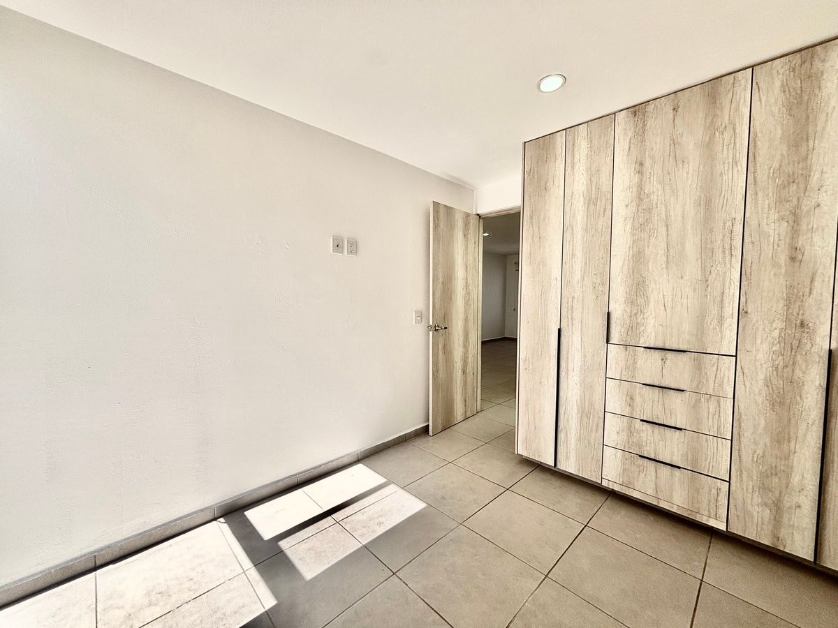 15 de 27: Recámara secundaria con clóset de piso a techo .