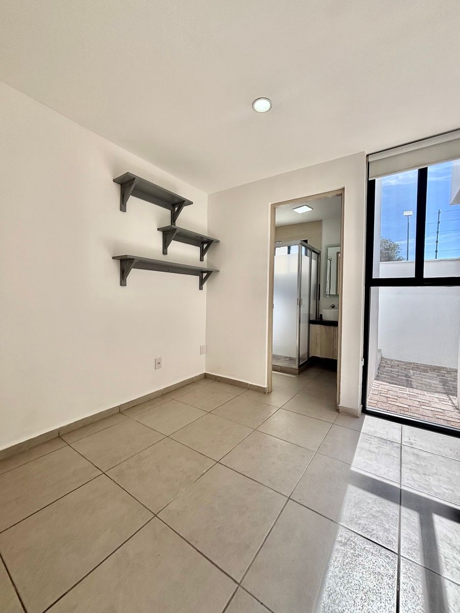 16 de 27: Recam.  secundaria iluminada col baño completo .