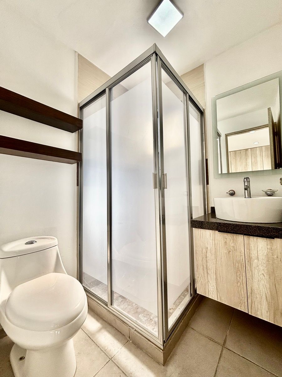 17 de 27: Baño completo en recámara secundaria .