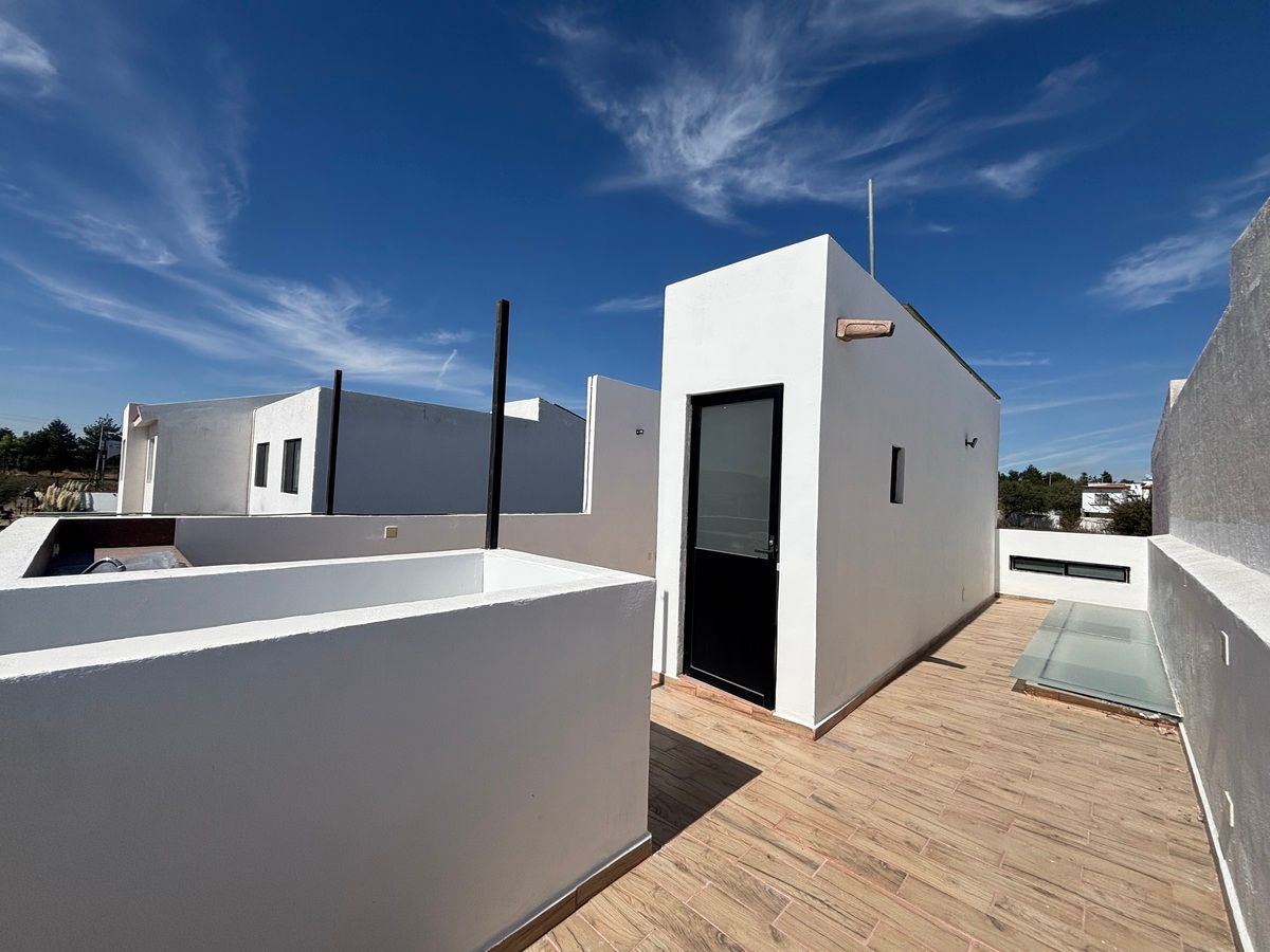 23 de 27: Medio baño de visitas .