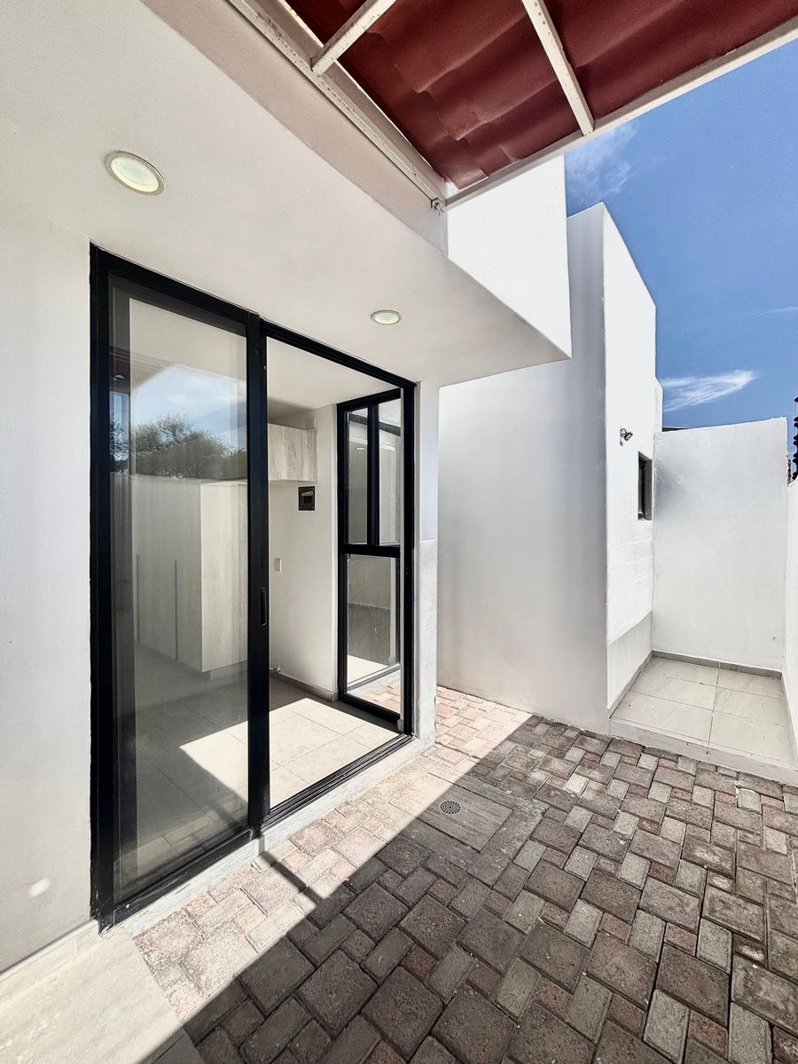 24 de 27: Patio trasero con piso de adoquin .