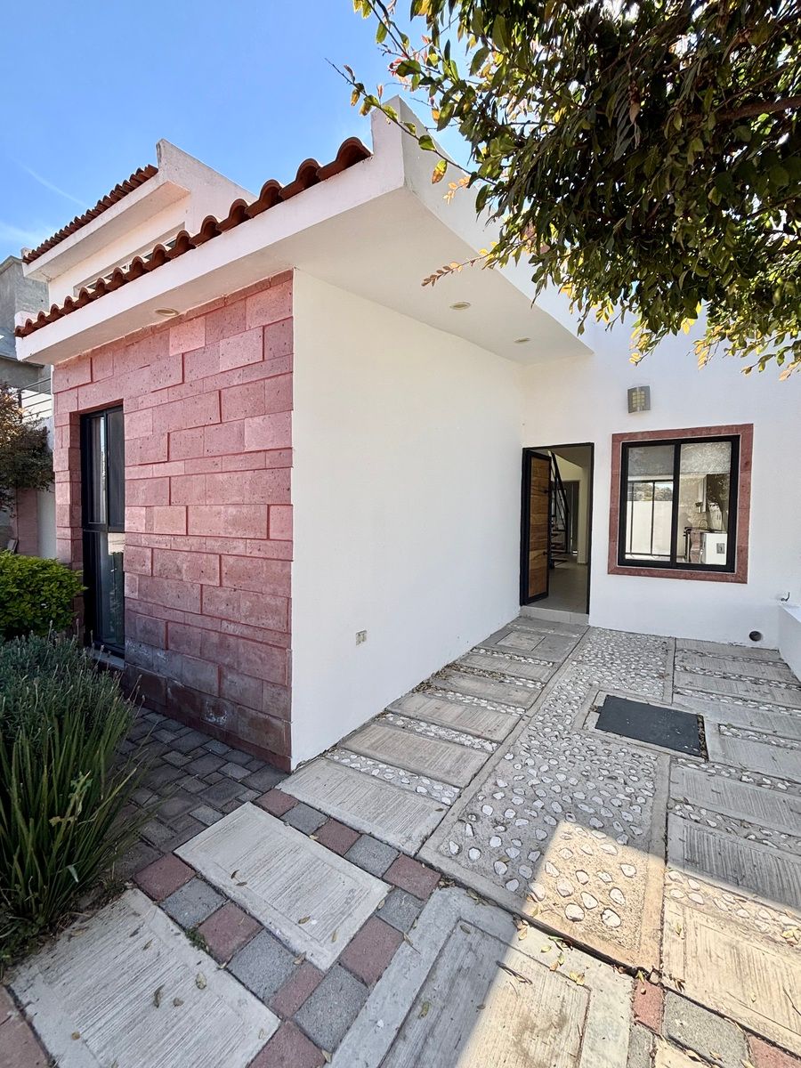 26 de 27: Puerta en madera y herrería .