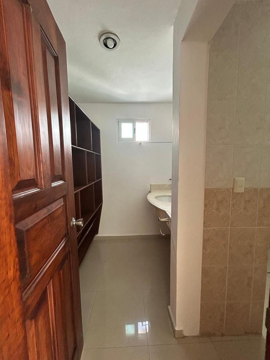 6 de 12: Clóset baño recámara principal