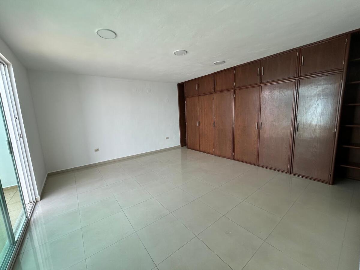 7 de 12: Recámara principal con clóset