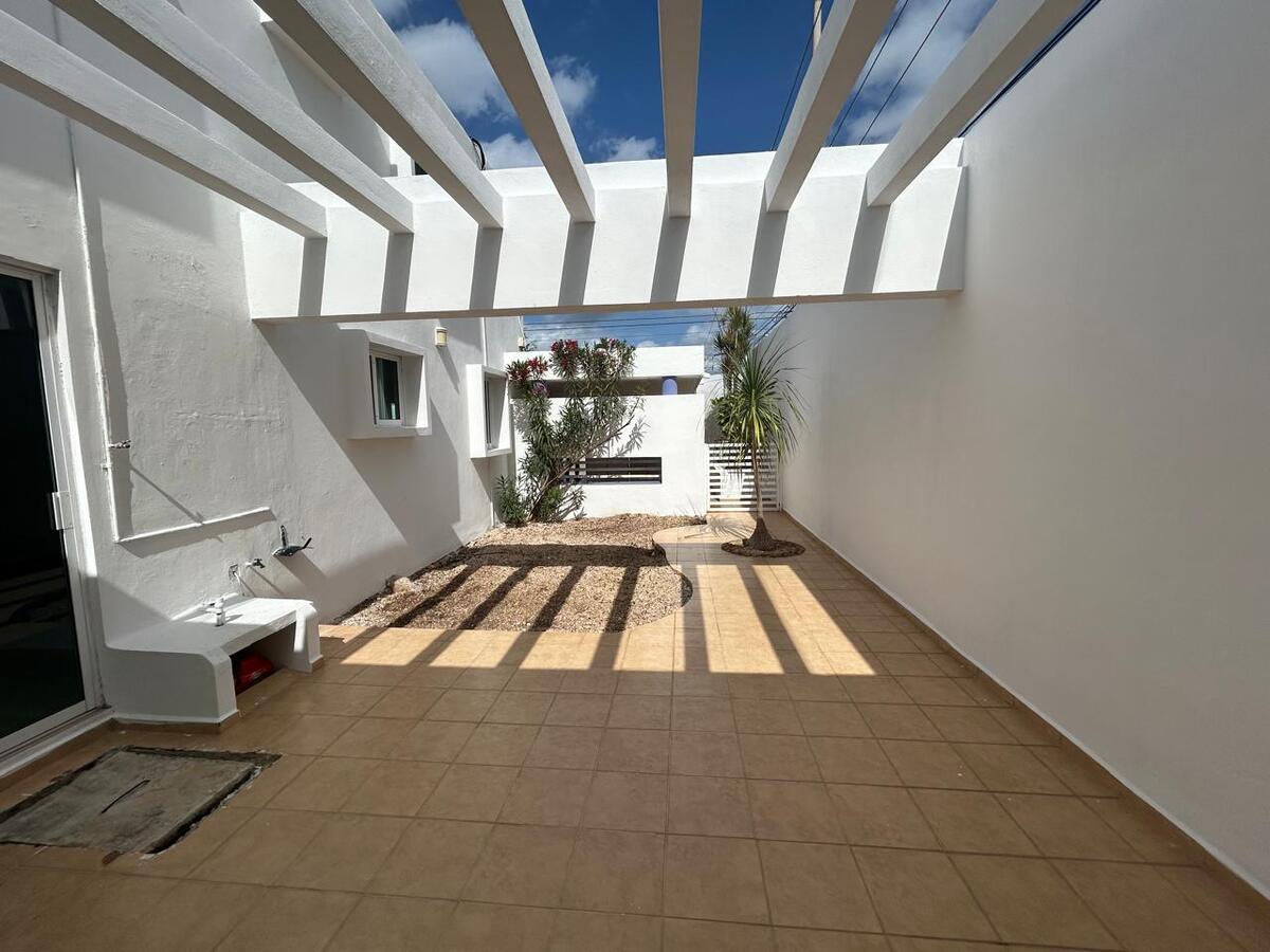 8 de 12: Salida a la terraza interior