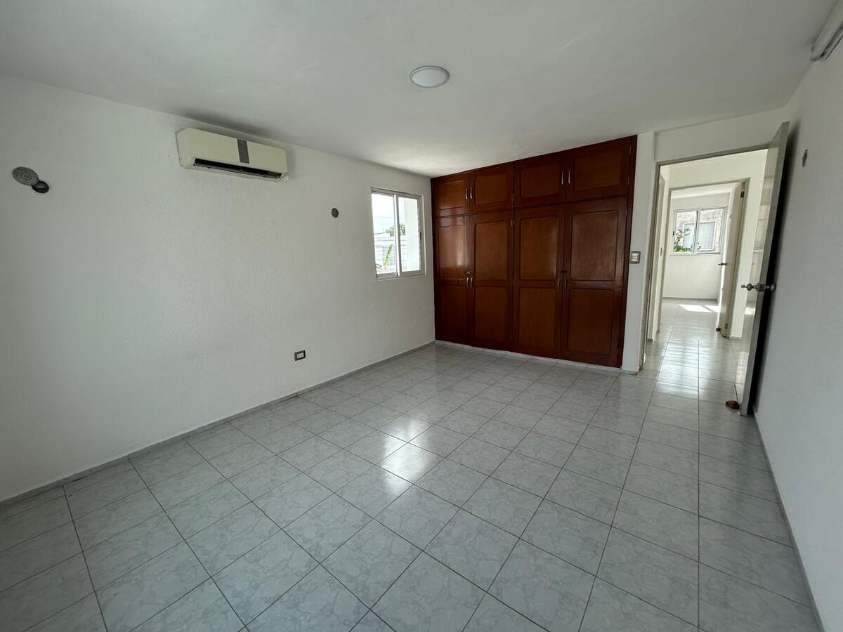 9 de 12: Recámara planta alta con clóset