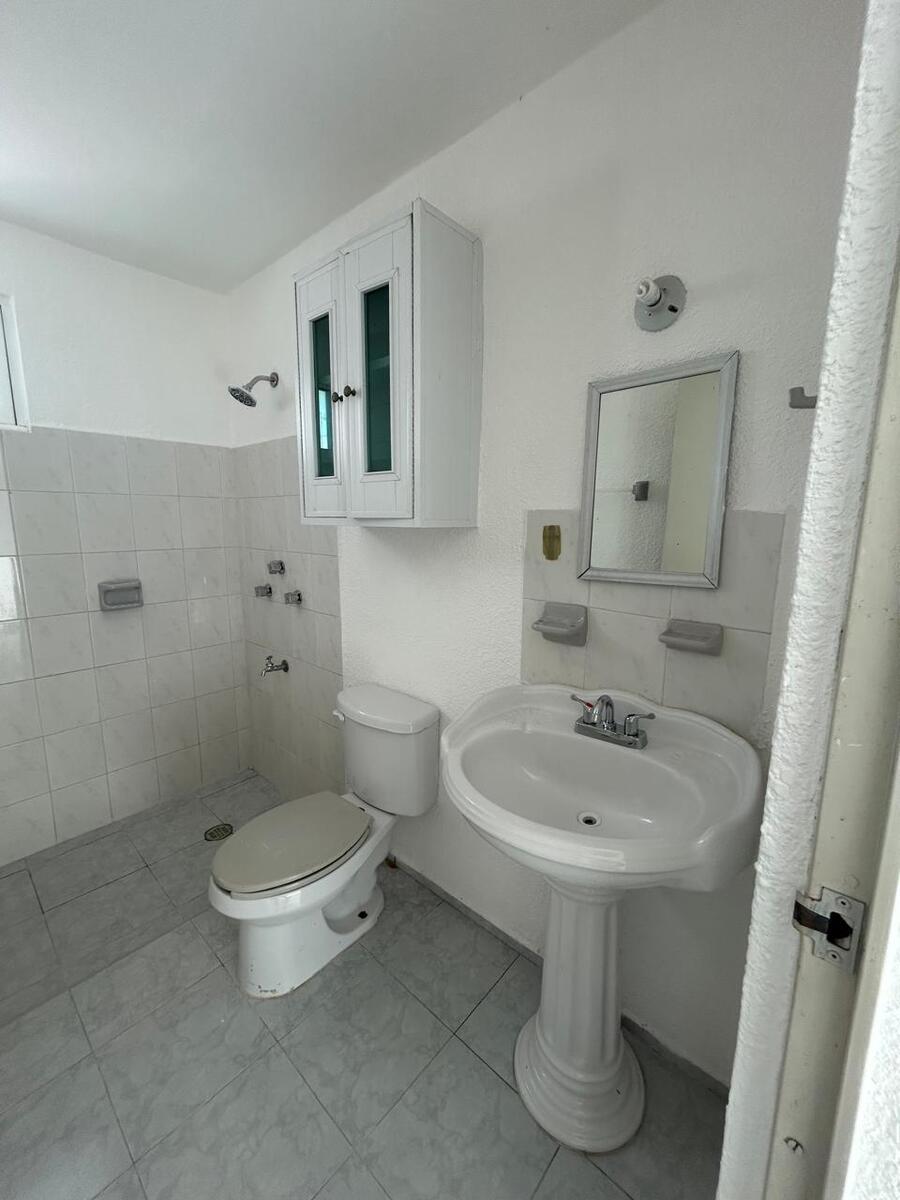 11 de 12: Baño comparten 2 recámaras