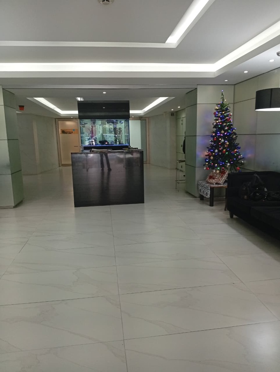 2 of 13: Entrada edificio