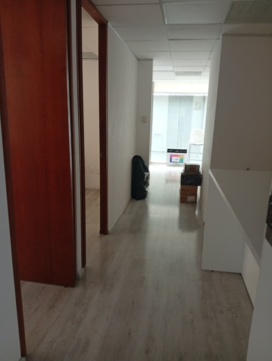 3 of 13: Entrada oficina con recepción.