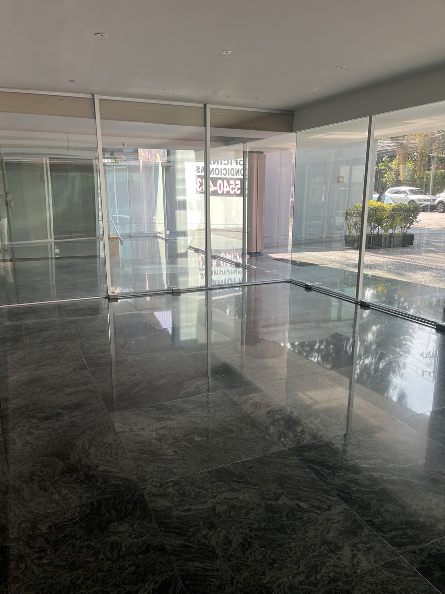 1 of 13: Área abierta trabajo
Con mucha iluminacion